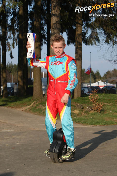 Tijmen van der Helm toont zijn beker